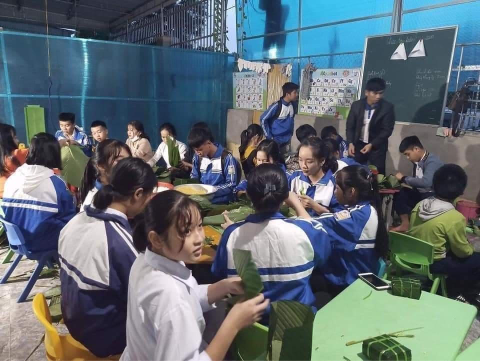 Nhiều học sinh tại trường THPT Nguyễn Cảnh Chân (huyện Thanh Chương) gói bánh chưng ủng hộ