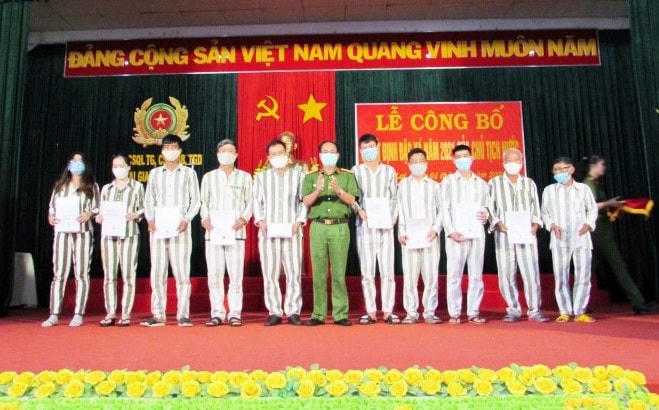 Trao quyết định đặc xá cho các phạm nhân.