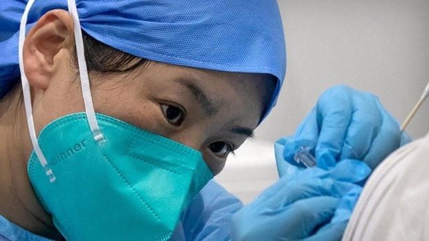 Nhân viên y tế tiêm vaccine cho một bệnh nhân tại một cơ sở tiêm chủng ở Bắc Kinh. (Nguồn: AP).