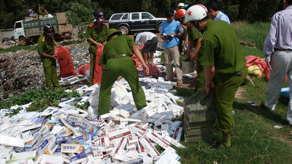 Thuốc lá điếu là mặc hàng buôn lậu nhiều.