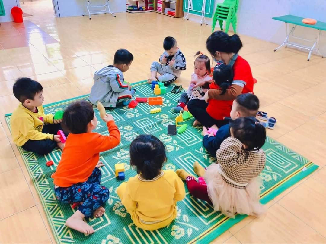 Theo ông Đặng Minh Chưởng, lãnh đạo Trường Mầm non Tuổi Thơ (Tp Vinh) cho biết, thực hiện công văn 1410/UBND – GDĐT về việc điều chỉnh hình thức tổ chức dạy học. Trường chúng tôi phối hợp với ngành y tế, hội phụ huynh tổ chức tổng vệ sinh, khử khuẩn trường lớp, bàn ghế, dụng cụ học tập… đón các cháu đến trường. Tổng số học sinh sau 2 ngày đạt 60%.