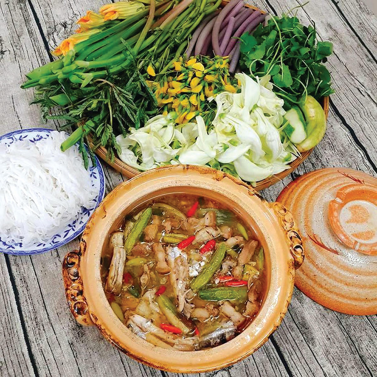 Món canh chua cá linh với bông điên điển.