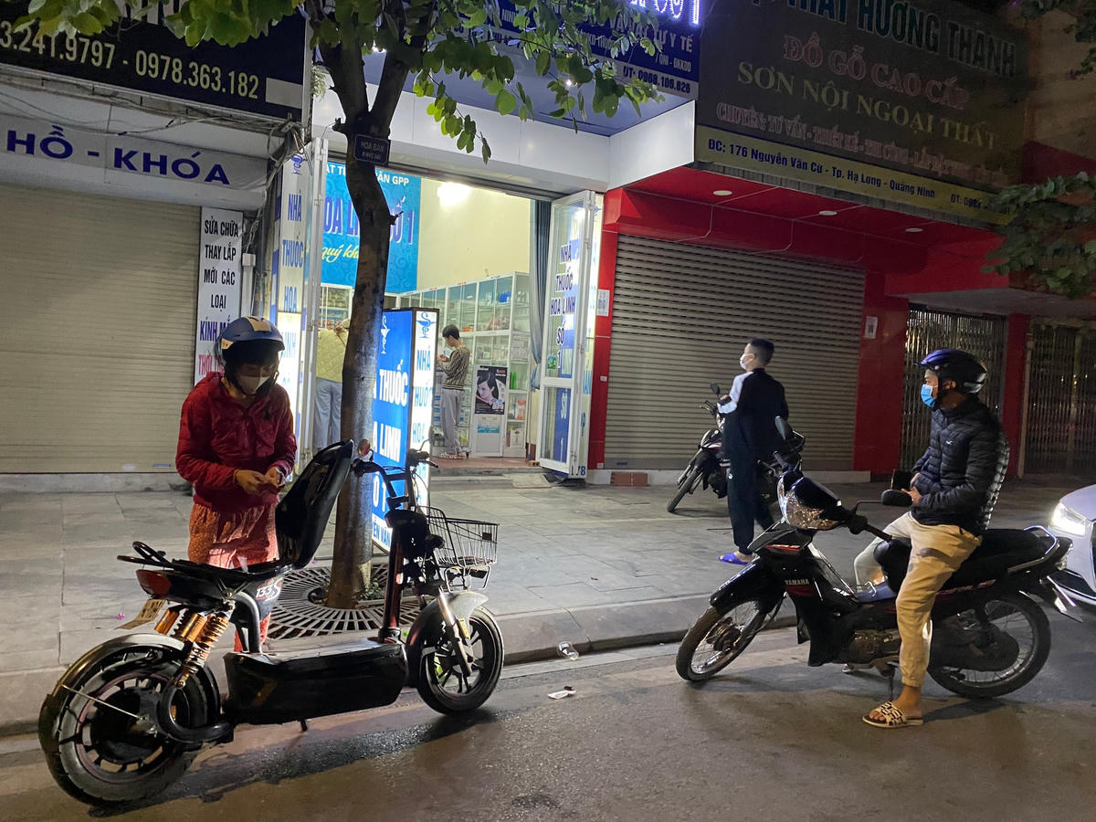 Vào hơn 22h ngày 13/12, các hiệu thuốc nhỏ lẻ vẫn tấp nập khách ra, vào hỏi mua kit test Covid-19.