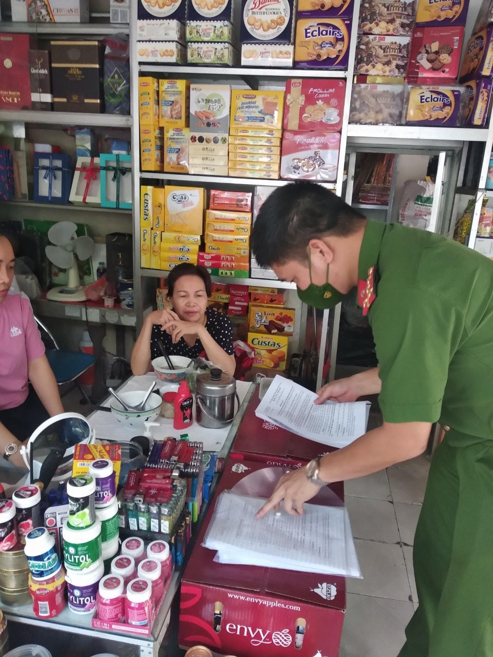 Công an thành phố nhắc nhở các hộ kinh doanh.