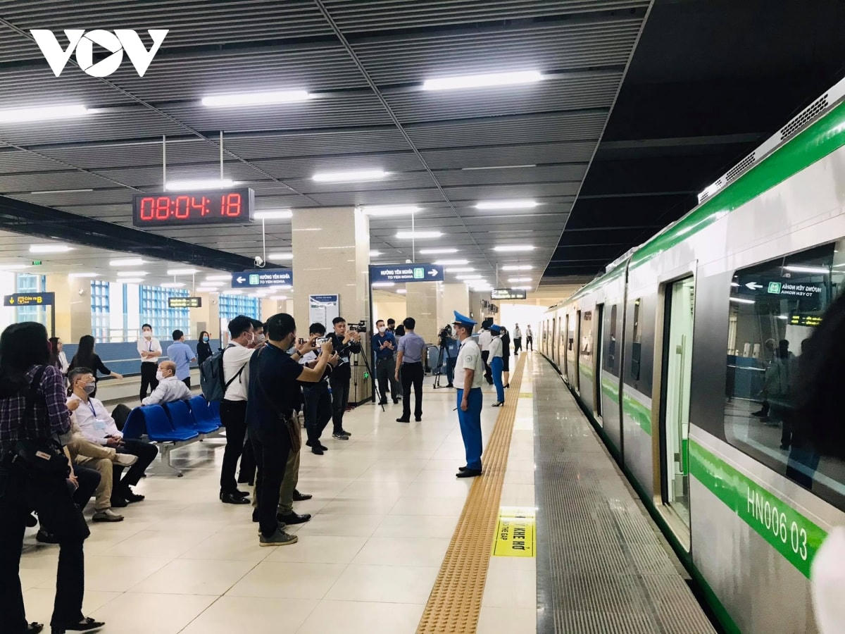 Bộ GTVT đang phối hợp chặt chẽ với Hà Nội hoàn thành thủ tục bàn giao dự án đường sắt Cát Linh - Hà Đông, đến cuối tháng 4 có thể vận hành thương mại.  