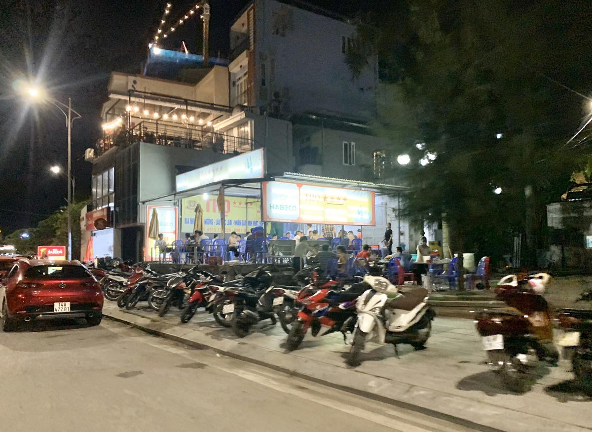 Hàng quán tại khu vực đường Lê Lợi, theo quan sát đều không thực hiện các định phòng, chống dịch Covid-19 của thành phố.