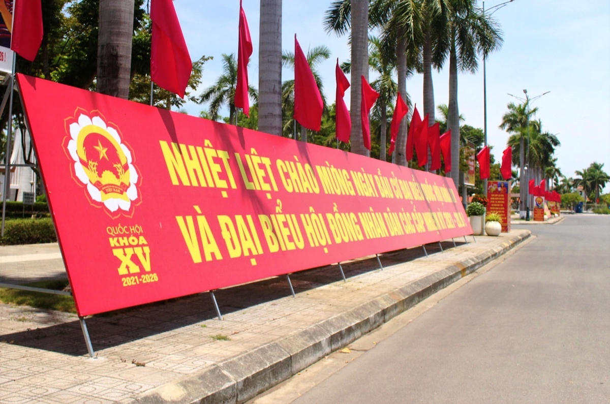 Các khẩu hiệu về tuyên truyền được lắp đặt ở Trung tâm TP Tam Kỳ.