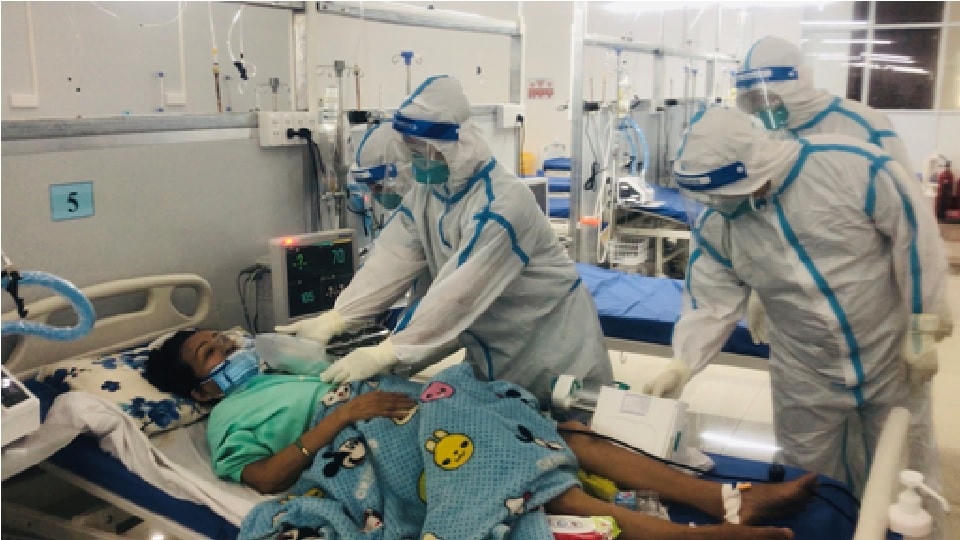 Điều trị bệnh nhân Covid-19 nặng tại trung tâm ICU tỉnh Long An. Ảnh: Minh Tâm.