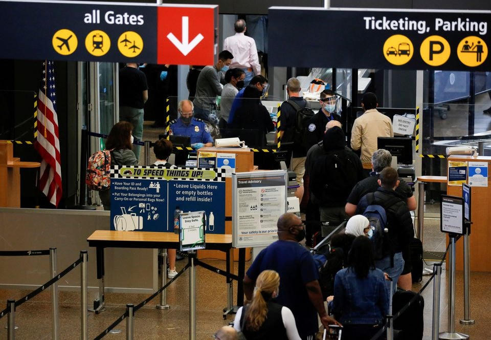 Du khách xếp hàng chờ làm thủ tục nhập cảnh tại Sân bay Quốc tế Seattle-Tacoma ở SeaTac, Washington, Mỹ. Ảnh: Reuters.  
