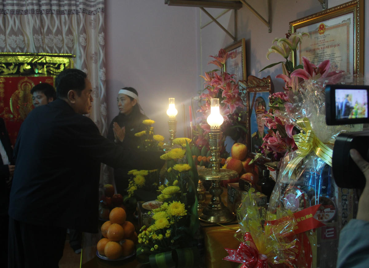 Chủ tịch Trần Thanh Mẫn đến thăm và dâng hương 2 liệt sĩ Bùi Phi Công và Phạm Ngọc Quyết hy sinh trong lúc làm nhiệm vụ cứu hộ, cứu nạn trong đợt bão lũ tháng 10 vừa qua.