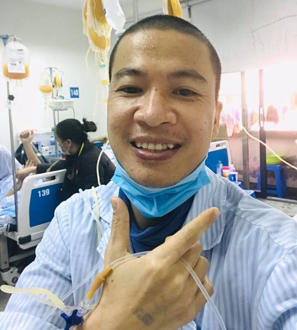 Anh Nguyễn Trọng Hùng luôn lạc quan trong quá trình điều trị tại Viện Huyết học và Truyền máu Trung ương. Ảnh: FBNV.