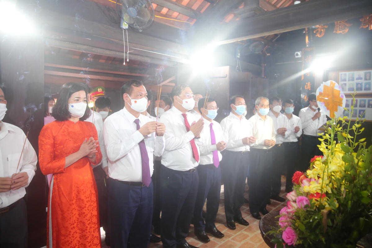 Tập thể lãnh đạo tỉnh Nam Định dâng hương tưởng nhớ cố Tổng Bí thư Trường Chinh tại nhà lưu niệm ở huyện Xuân Trường.