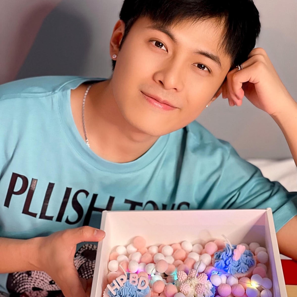 Gin Tuấn Kiệt ăn mừng fanpage vượt mốc 1.8 triệu.