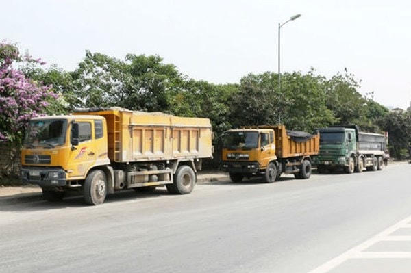 Tình trạng cơi nới kích thước thành thùng, chở vật liệu xây dựng quá tải diễn ra ở nhiều nơi. Ảnh minh họa.
