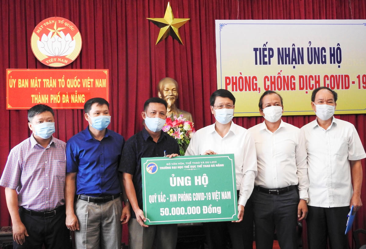 Trường Đại học TDTT Đà Nẵng ủng hộ Quỹ vaccine phòng Covid-19. Ảnh Thanh Tùng.Bí thư quận Hải Châu (Đà Nẵng) Vũ Quang Hùng (thứ 2 từ trái sang), trao 900 triệu đồng ủng hộ Quỹ vaccine phòng Covid-19. Ảnh Thanh Tùng.Công ty TNHH MTV thép VAS Việt Mỹ ủng hộ phòng, chống dịch Covid-19. Ảnh Thanh Tùng.Công ty CP Thủy điện A Vương, ủng hộ Quỹ vaccine phòng Covid-19. Ảnh Thanh Tùng.
