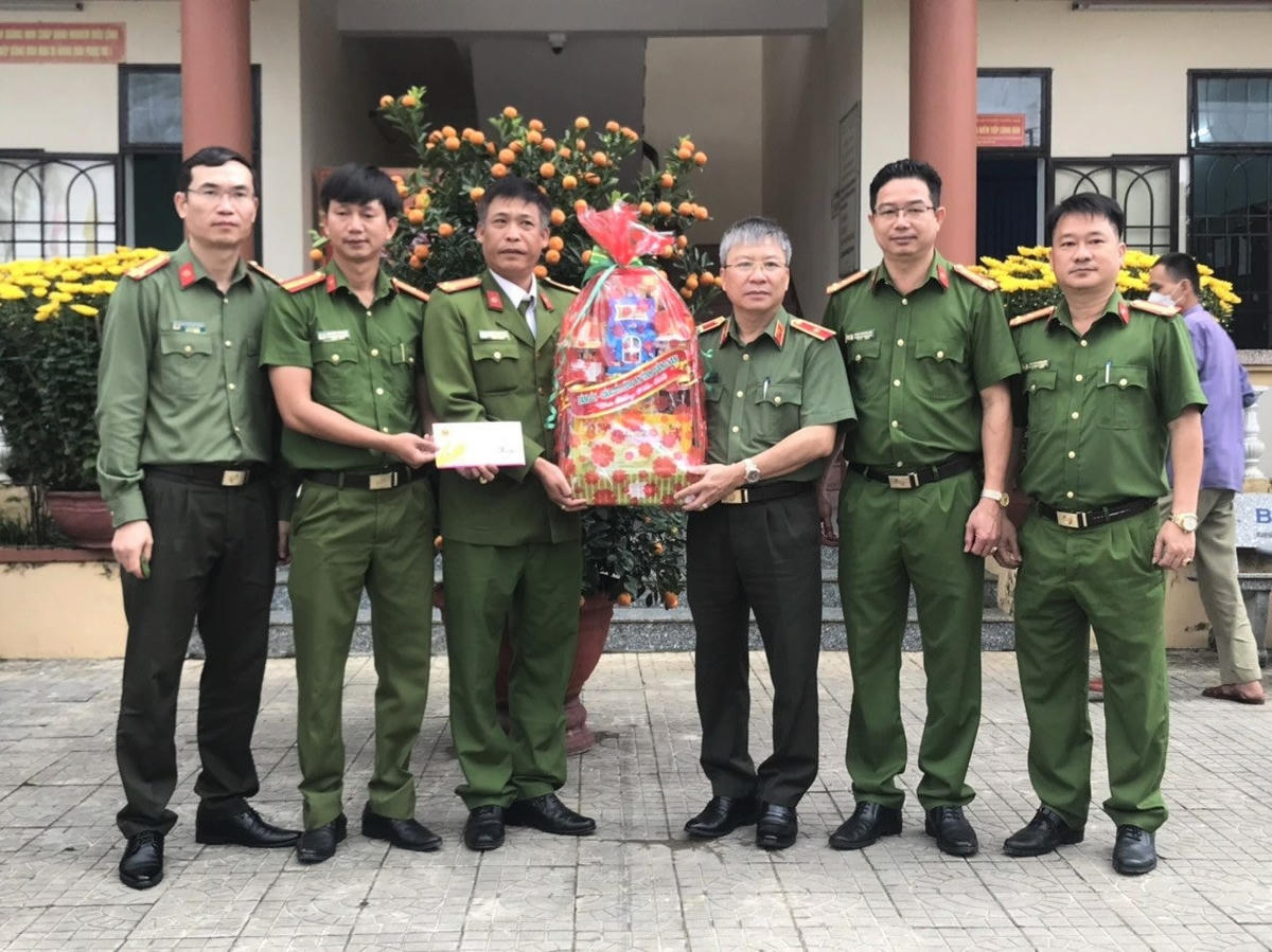 Thiếu tướng Nguyễn Đức Dũng thăm và tặng quà Tết cho Công an phường Trường Xuân, TP Tam Kỳ.
