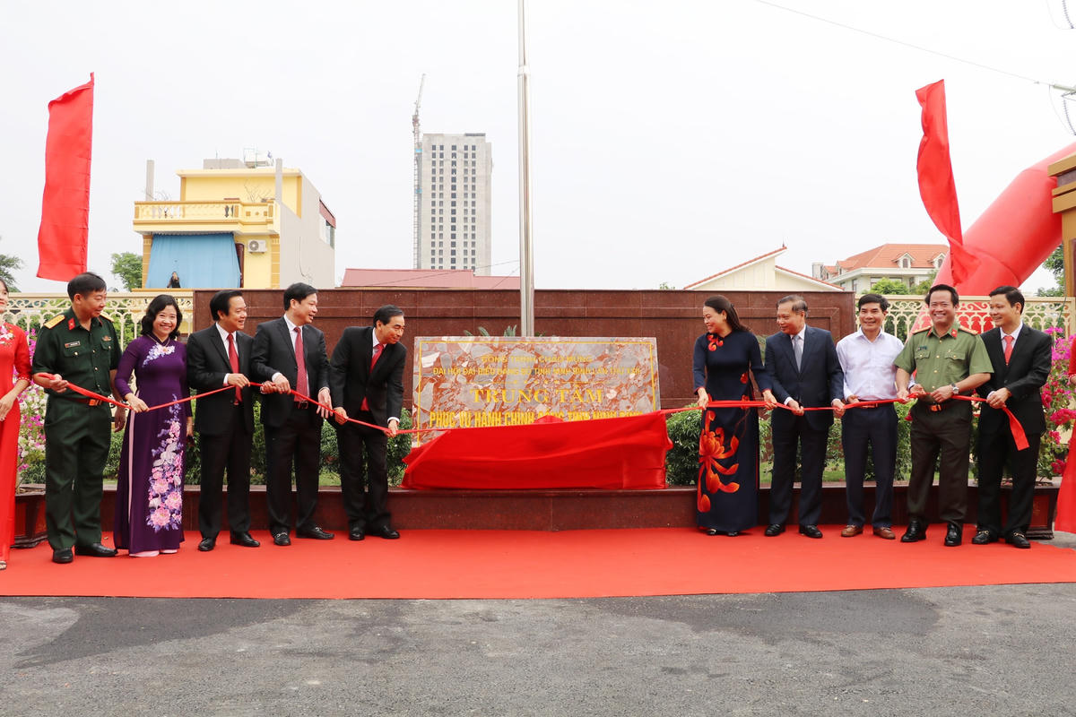 Các đại biểu tham gia gắn biển Công trình chào mừng Đại hội Đại biểu tỉnh lần thứ XXII, nhiệm kỳ 2020 - 2025.