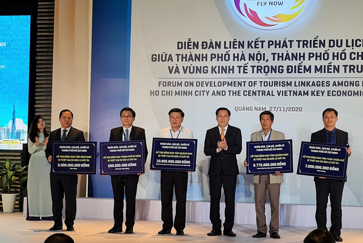 Ủy ban MTTQ Việt Nam TP Hồ Chí Minh hỗ trợ đồng bào bị thiệt hại do bão mũ các tỉnh miền Trung.