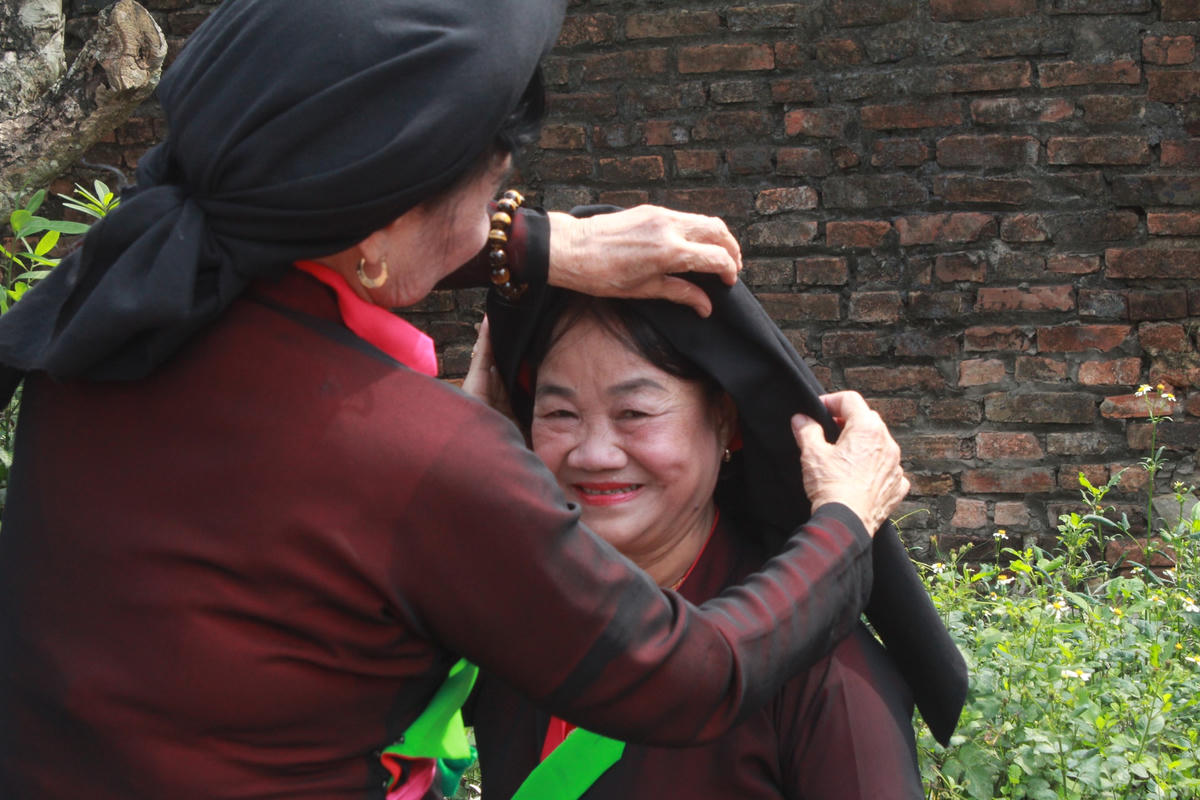 Các liền chị sửa soạn chuẩn bị vào canh hát.  Ảnh: Hoàng Thu Phố.