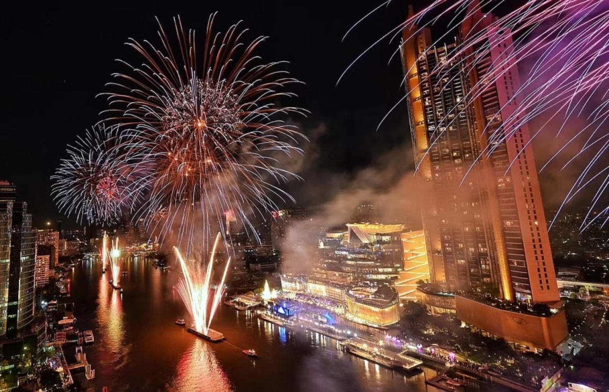 Pháo hoa sáng rực giữa bầu trời đêm ở sông Chao Praya, thủ đô Bangkok, Thái Lan, khi nước này vẫn tiến hành hoạt động chào mừng năm mới bất chấp lo ngại của biến thể Omicron.