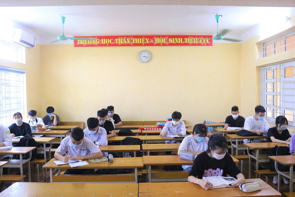 Học sinh duy trì khoảng cách tối thiểu khi ngồi học để đảm bảo an toàn sức khỏe.