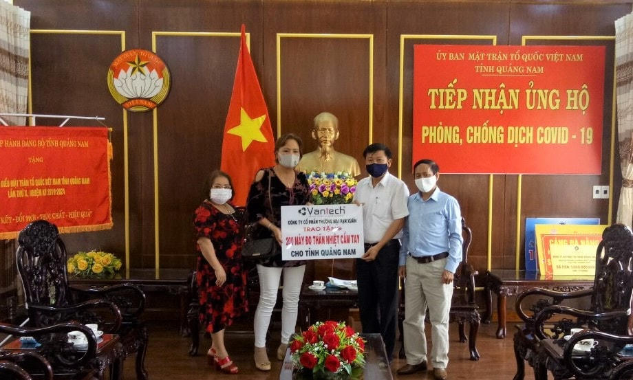 Mặt trận tỉnh Quảng Nam tiếp nhận 200 máy đo thân nhiệt cầm tay.