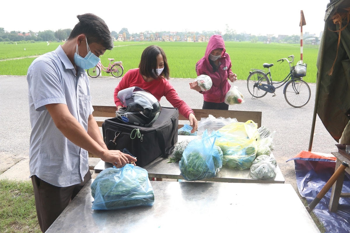 Người dân thôn Quan Nhân (xã Đạo Lý, huyện Lý Nhân, tỉnh Hà Nam) ra nhận nhu yếu phẩm thiết yếu hàng ngày.