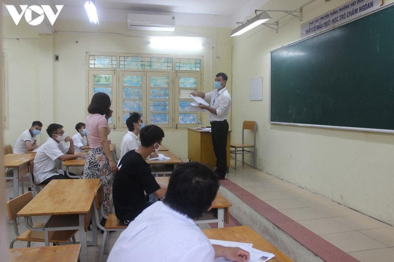 [ẢNH] Thí sinh Hà Nội tuân thủ đeo khẩu trang trong buổi thi đầu tiên