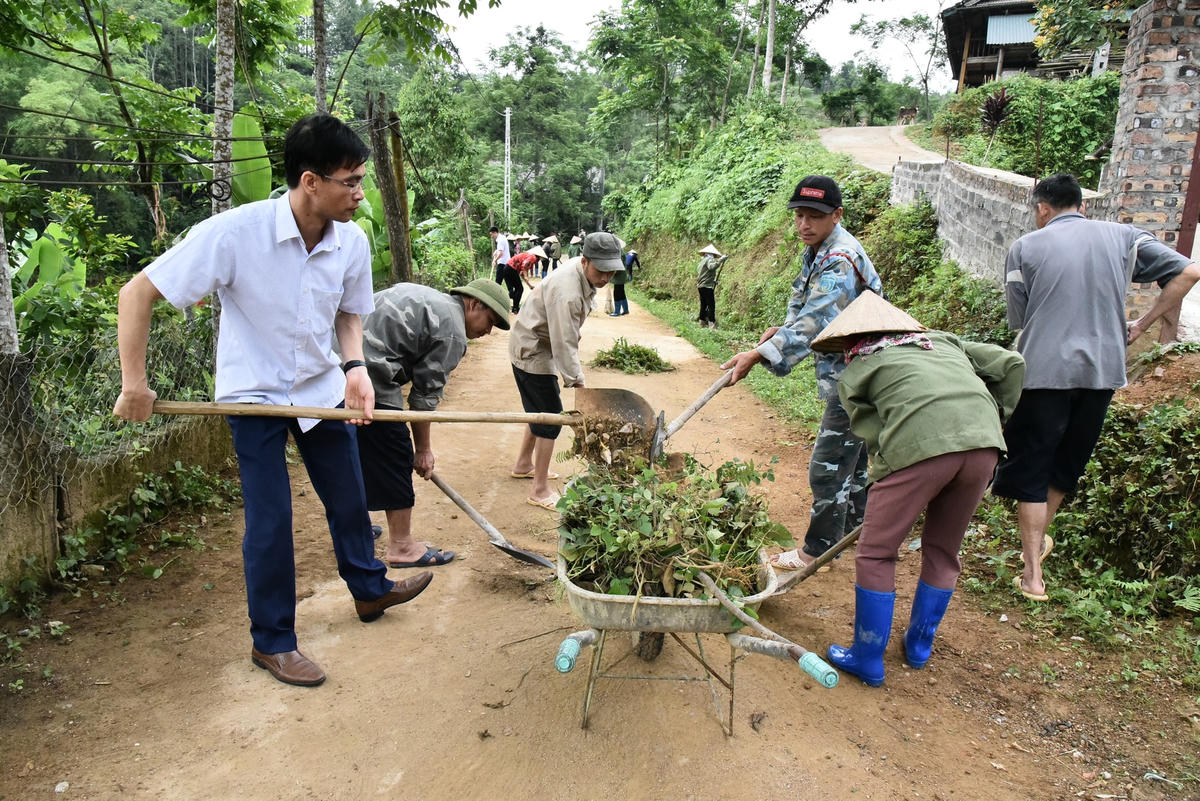 Ủy ban MTTQ tỉnh Bắc Kạn hưởng ứng Ngày môi trường thế giới và ra quân dọn dẹp vệ sinh môi trường ở khu dân cưẢnh: Bùi Kiêm.