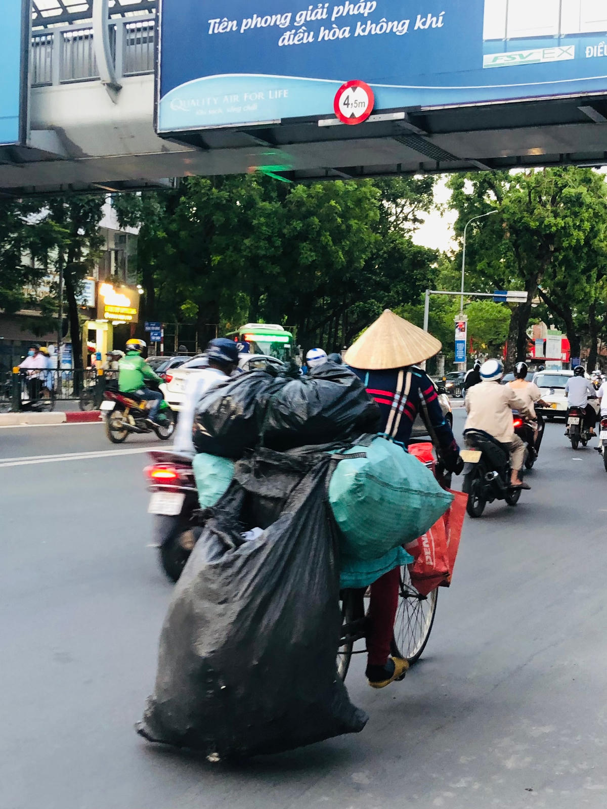 Lao động tự do tại Hà Nội gặp nhiều khó khăn do dịch bệnh Covid-19.