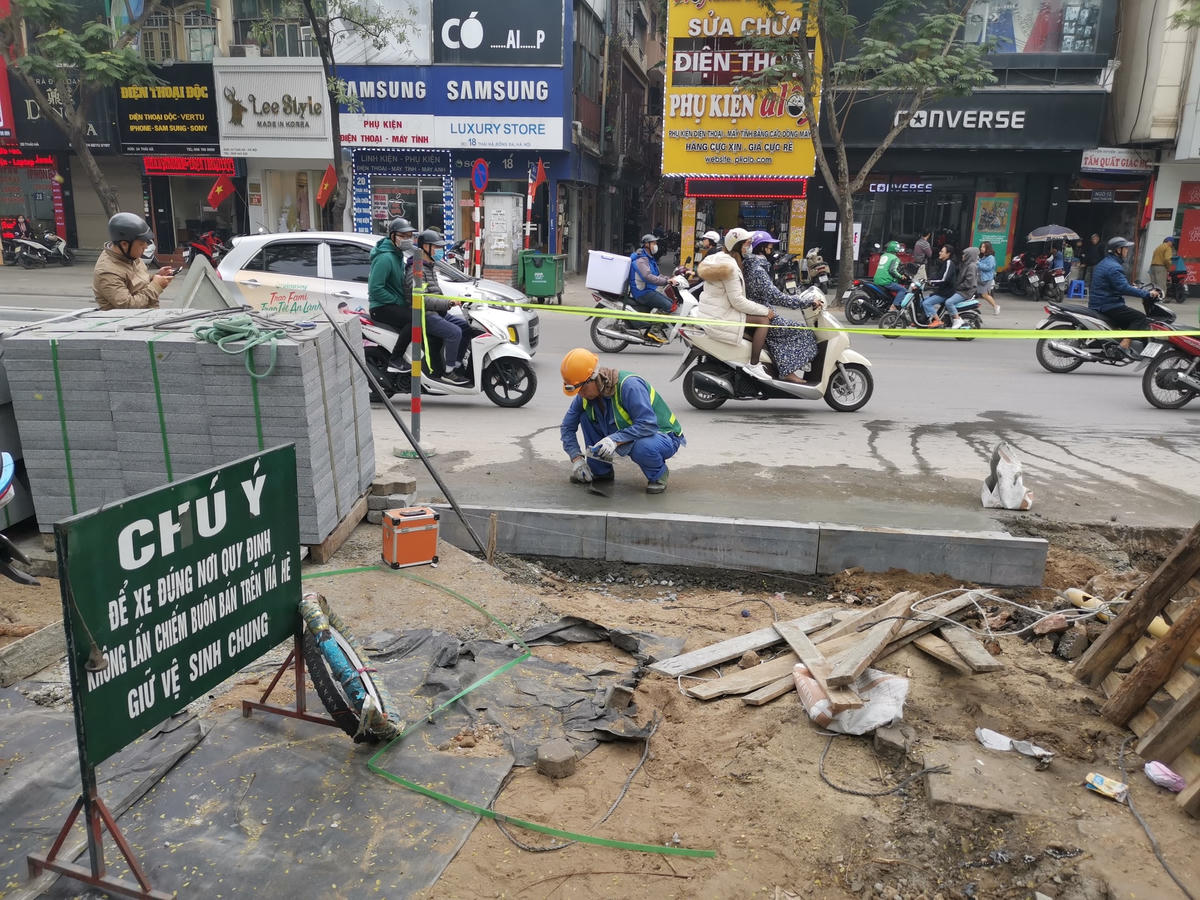 Lát đá ở vỉa hè phố Thái Hà, Hà Nội. Ảnh: Quang Vinh.