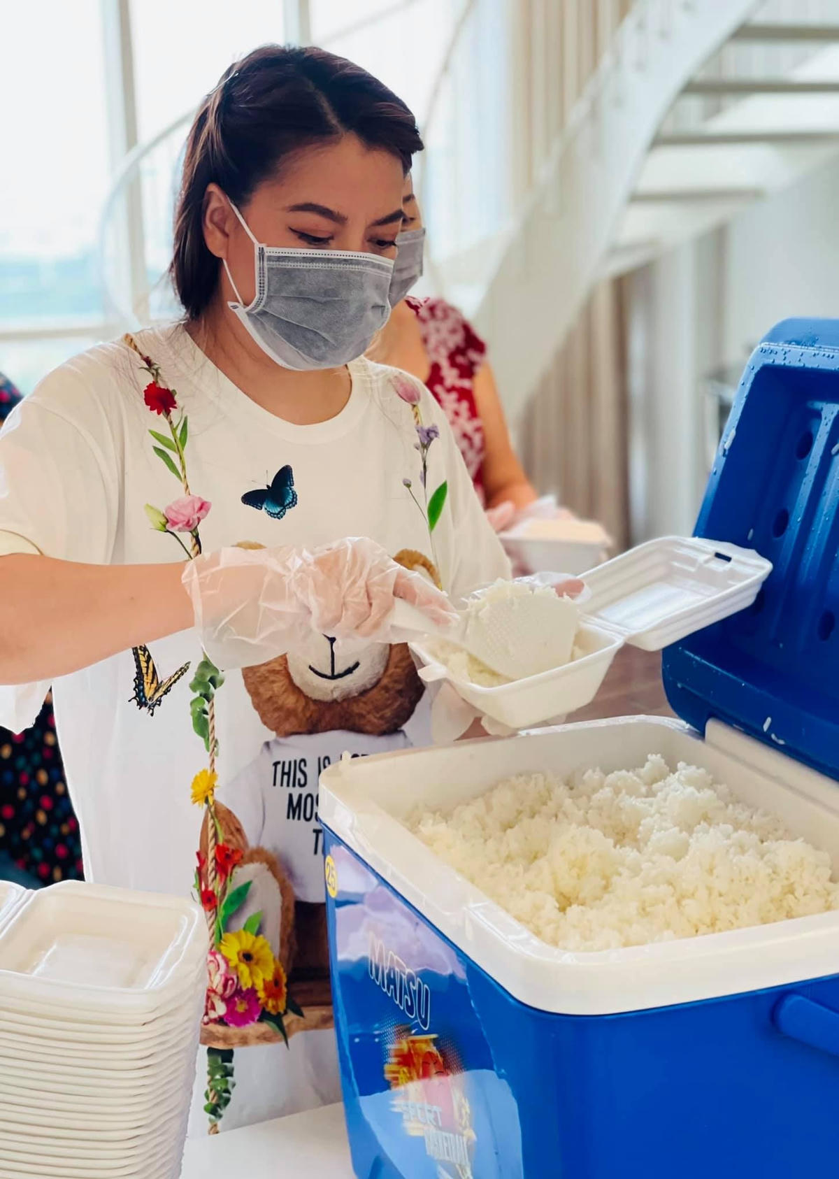 Diễn viên Trương Ngọc Ánh chuẩn bị các phần cơm gửi đến bệnh viện dã chiến.