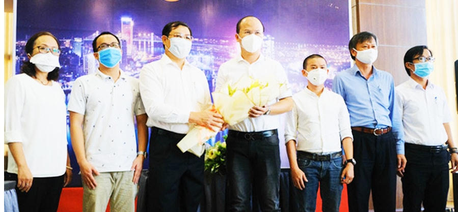 Chủ tịch UBND TP Đà Nẵng Huỳnh Đức Thơ, tặng hoa cho đại diện các đoàn y, bác sĩ tăng cường, hỗ trợ Đà Nẵng phòng, chống dịch Covid-19.