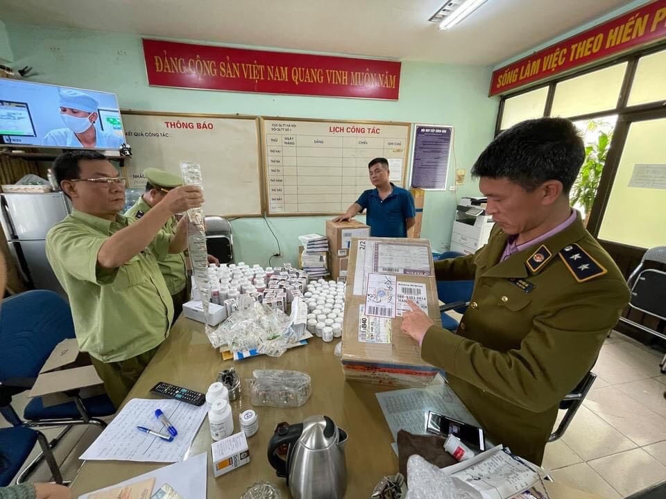 [NÓNG] Phát hiện số lượng lớn dược phẩm Hàn Quốc không hóa đơn từ kho Cảng hàng không Nội Bài