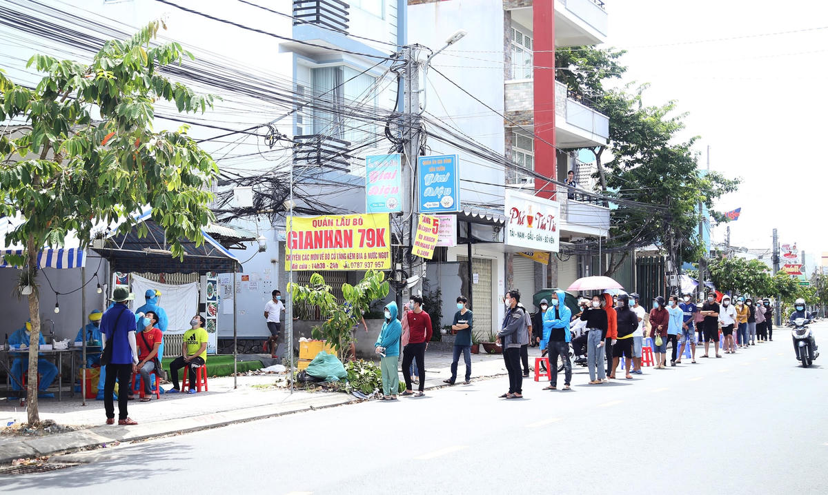 Lực lượng test nhanh cho các sinh viên tại phường Hưng Lợi, quận Ninh Kiều.