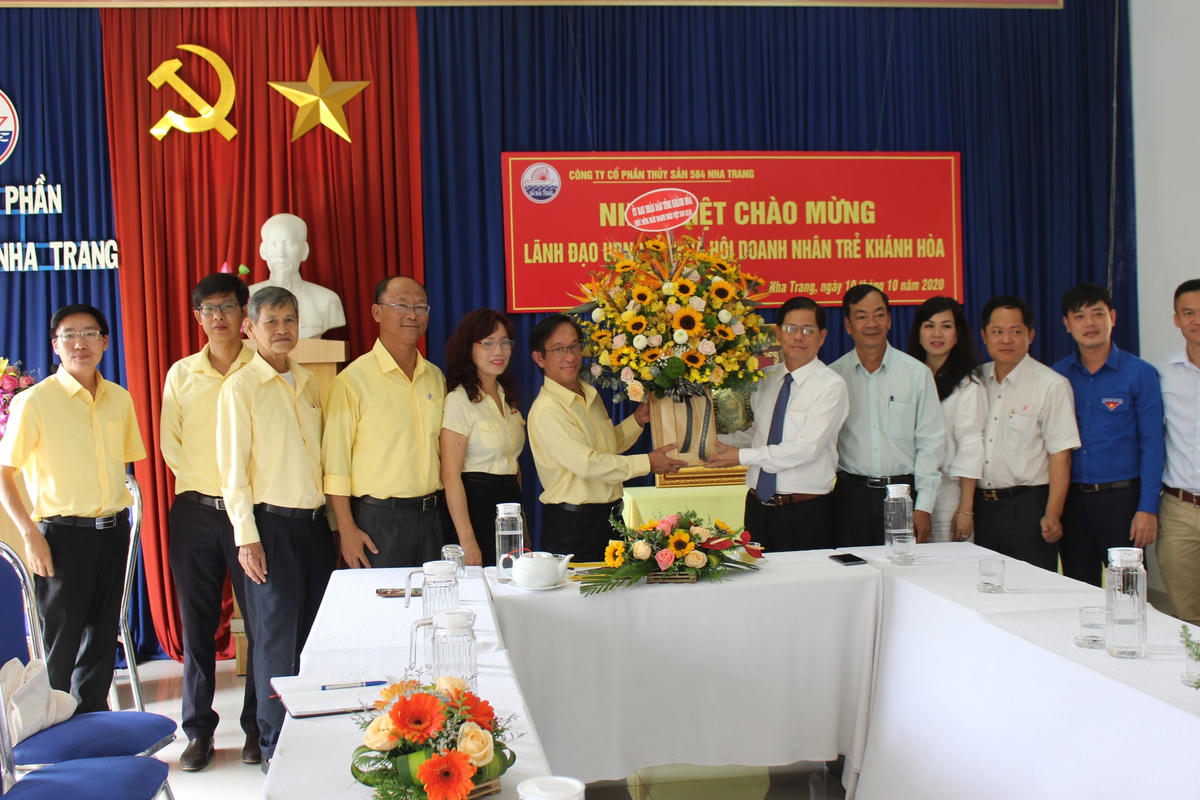 Chủ tịch Nguyễn Tấn Tuân tặng hoa chúc mừng
