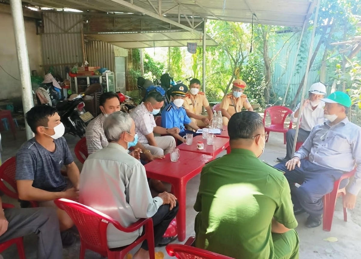 Lực lượng chức năng giải thích cho người dân phường Hòa Thuận hiểu về sự việc.