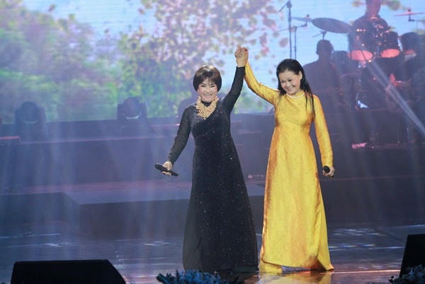 Hai danh ca ở cái tuổi thất thập có những chia sẻ thẳng thắn, hóa giải những tin đồn thất thiệt trong một đêm nhạc năm 2016 tại Hà Nội.