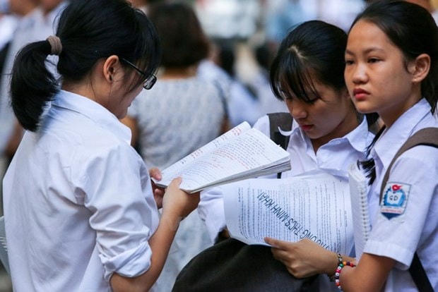 Học sinh Hà Nội ôn bài ngay trước giờ thi vào lớp 10. (Ảnh: PV/Vietnam+).