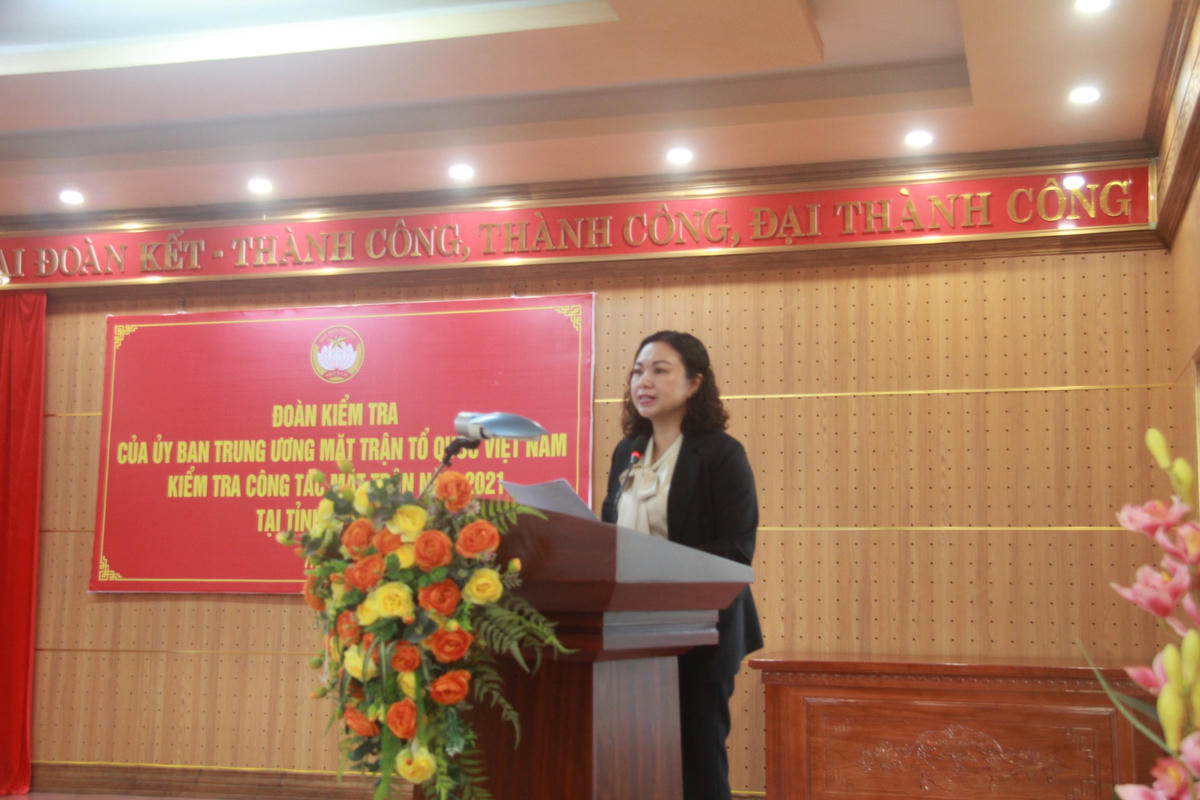 Phó Chủ tịch MTTQ Việt Nam tỉnh Hòa Bình bà Đặng Bích Ngọc báo cáo kết quả công tác mặt trận  năm 2021.