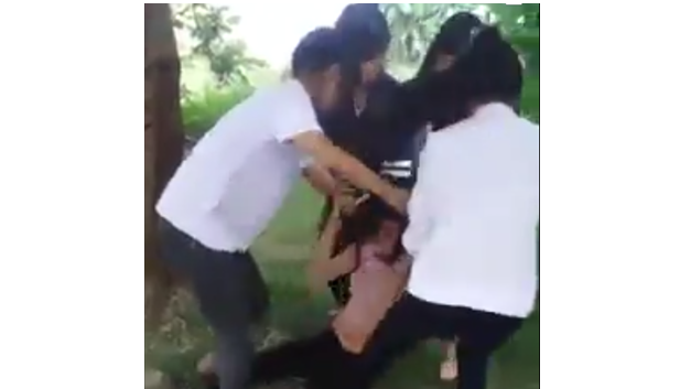 Bắc Giang: Nữ sinh lớp 9 bị nhóm bạn lột áo, đánh hội đồng&nbsp;rồi quay clip đăng lên mạng
