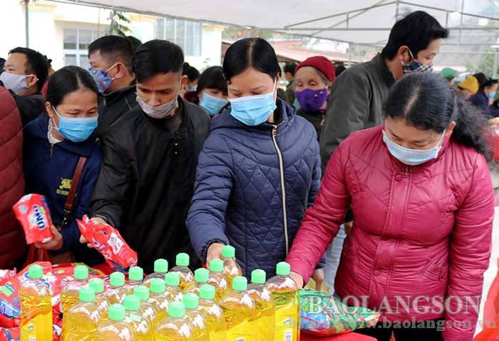 Người dân thị trấn Bình Gia chọn các mặt hàng do Hội Chữ thập đỏ huyện Bình Gia tổ chức. 