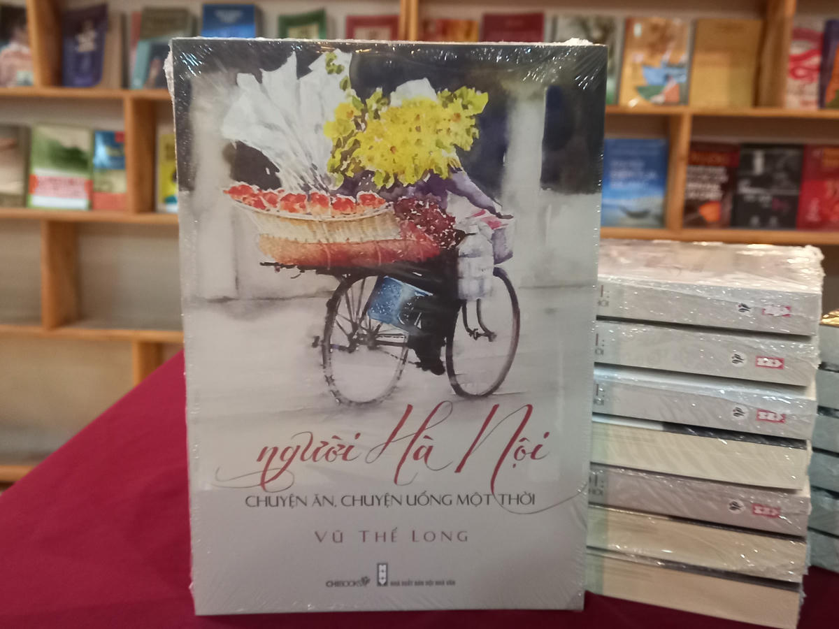 Cuốn sách “Người Hà Nội: Chuyện ăn, chuyện uống một thời”.