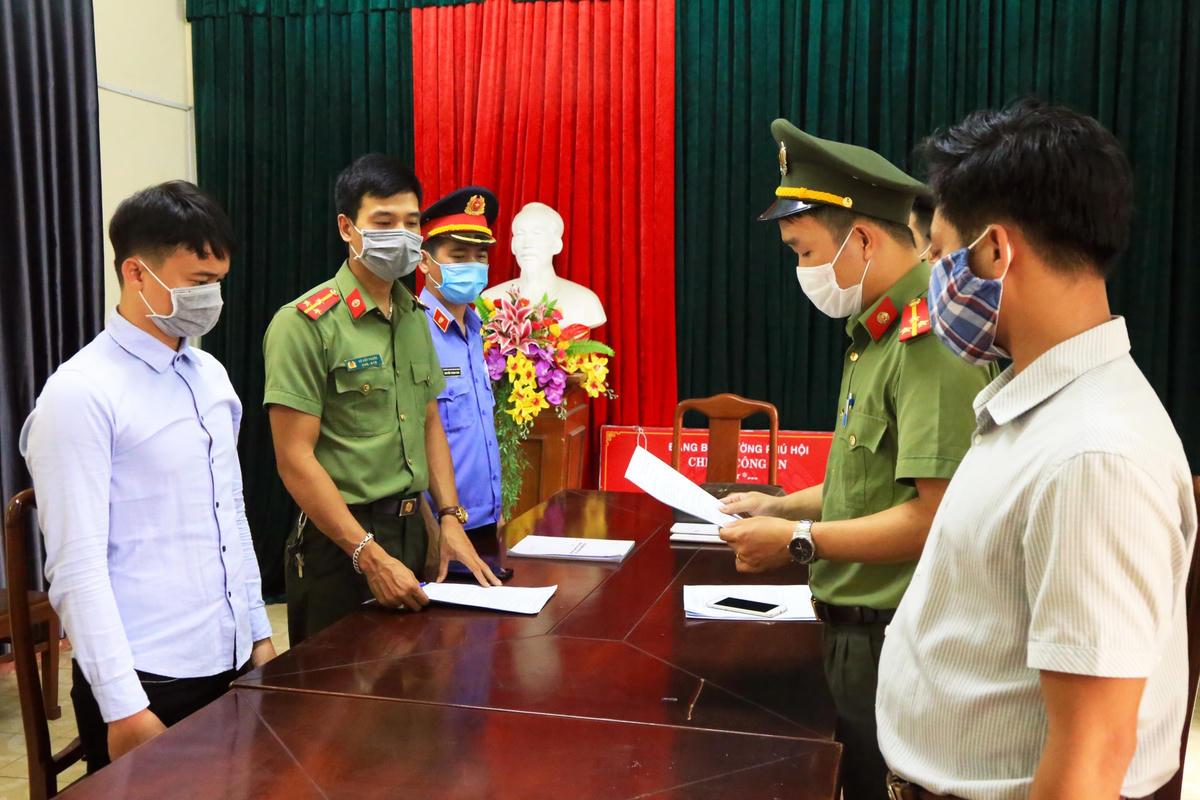 Công an đọc lệnh bắt tạm giam đối với Đặng Văn Thành (bìa trái).