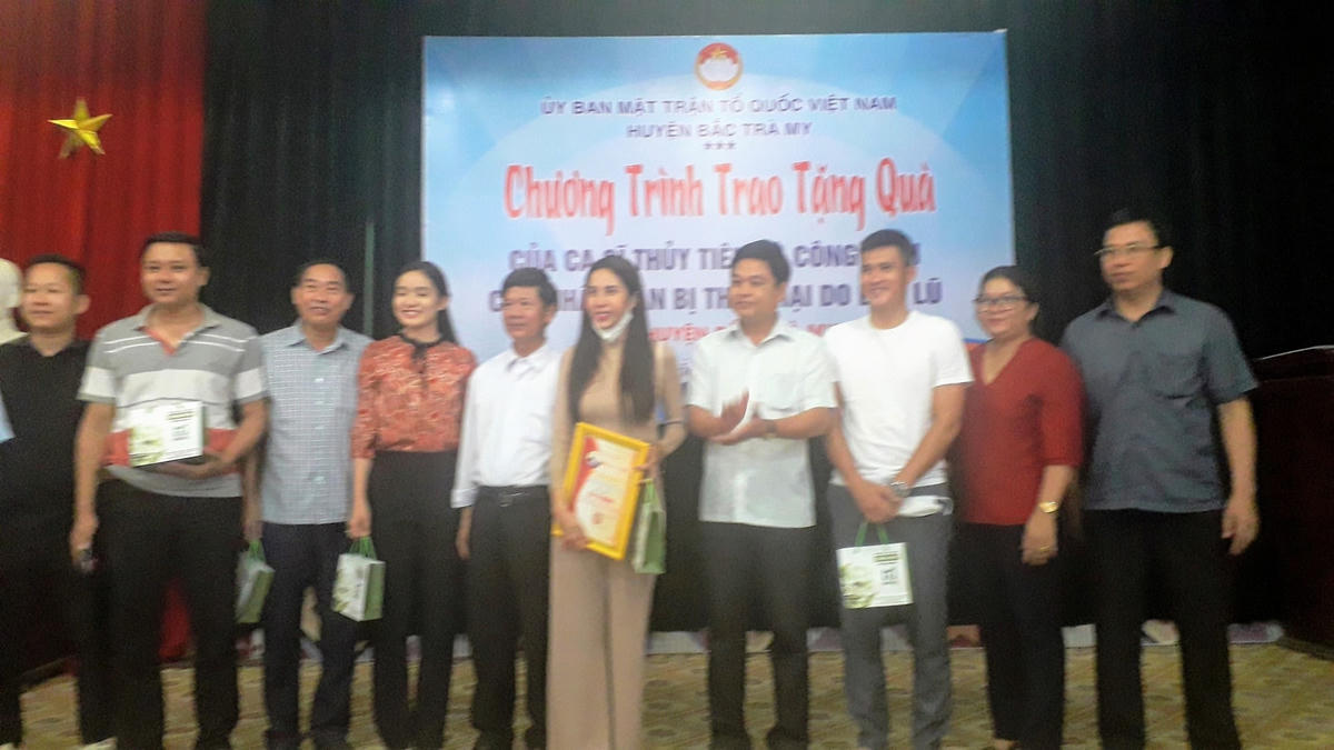 Lãnh đạo huyện Bắc Trà My chụp ảnh lưu niệm cùng đoàn từ thiện ca sĩ Thuỷ Tiên. (Ảnh MTTQ Bắc Trà My cung cấp).
