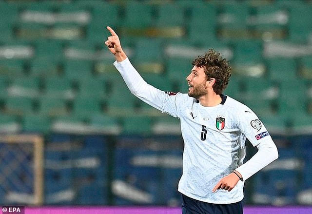 Manuel Locatelli ấn định chiến thắng 2-0 cho Italia.  