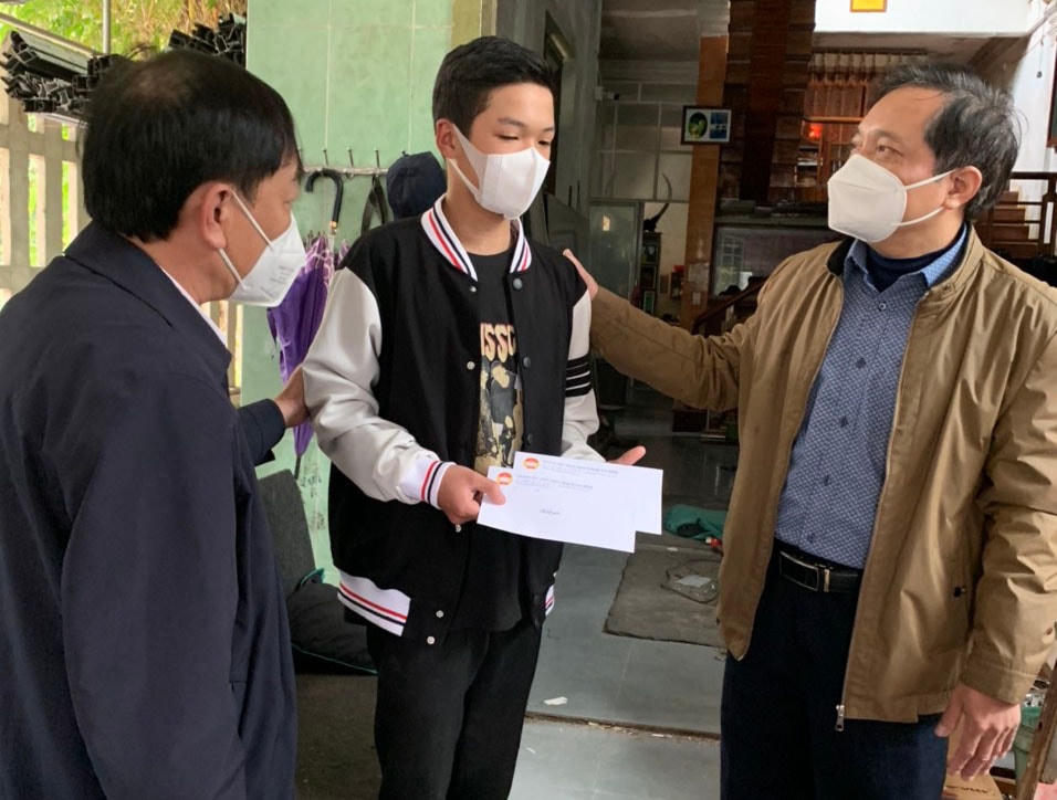 Trao quà Tết cho các em mồ côi cha, mẹ do ảnh hưởng dịch Civid-19.