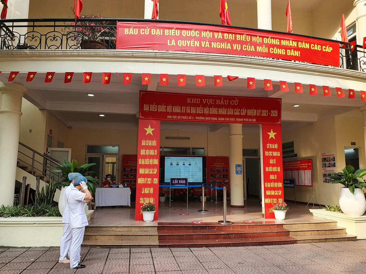 Ông Nguyễn Văn Sơn, thành viên tổ bầu cử cho biết: "Tôi đã có mặt ở đây từ 6h sáng, cảm thấy rất phấn khởi và luộn dặn mình cố gắng để hoàn thành tốt nhiệm vụ, mong rằng cử tri sẽ đi bầu đúng giờ...".