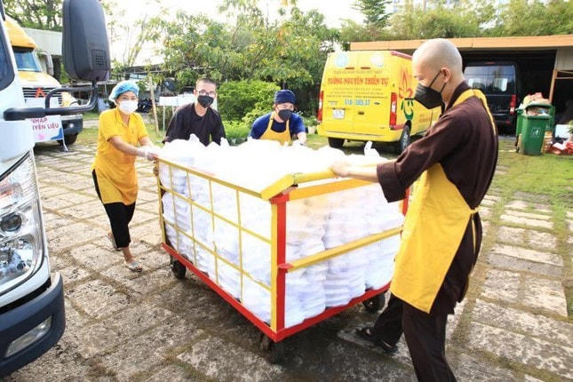 Bếp chùa Tường Nguyên mỗi ngày chăm sóc hơn 20.000 suất ăn phục vụ các bệnh viện dã chiến.