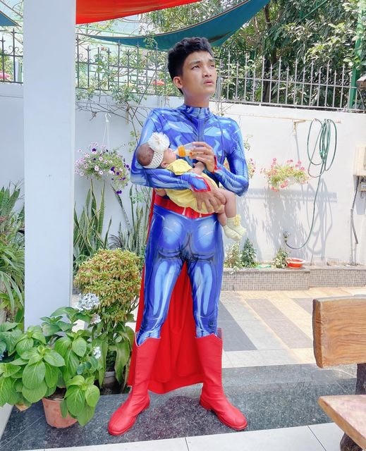 Mạc Văn Khoa khiến dân tình cười bò với hình ảnh siêu nhân cho con bú bình: “Đang vội đi giải cứu thế giới mà con khóc đòi bú quá nên mặc ngược cả quần”.